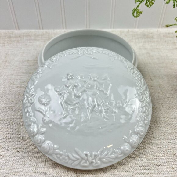 Vintage Capodimonte Jewelry Powder Box White Porcelain Embossed Gilded Dresser - Picture 9 of 11